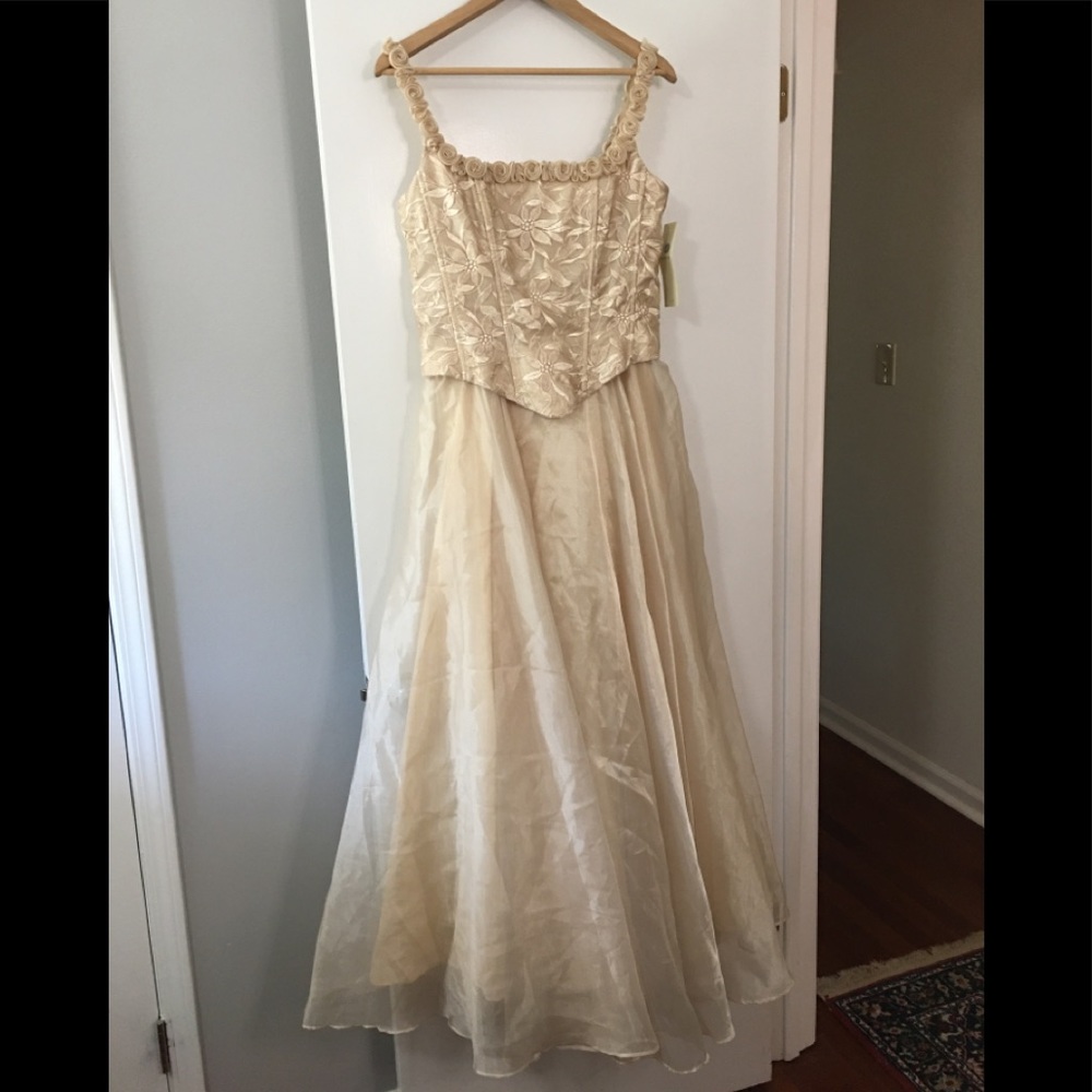 Corset style wedding dress size 11/12 with shawl US size 8-10 (corset style)